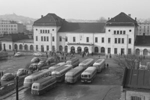 Historia kieleckich ulic. Plac Niepodległości - Radio Kielce Kielce. Lata 1960-1966. Dworzec kolejowy / źródło: fotopolska.eu