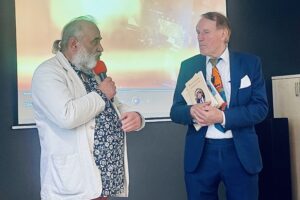 17.10.2025. Kielce. Wojewódzka Biblioteka Publiczna w Kielcach. 20 Dni Lwowa. Na zdjęciu (od lewej): Marian Orliński - z Towarzystwa Miłośników Lwowa i Kresów Południowo-Wschodnich oraz prof. Stanisław S. Nicieja / Fot. Dorota Klusek - Radio Kielce