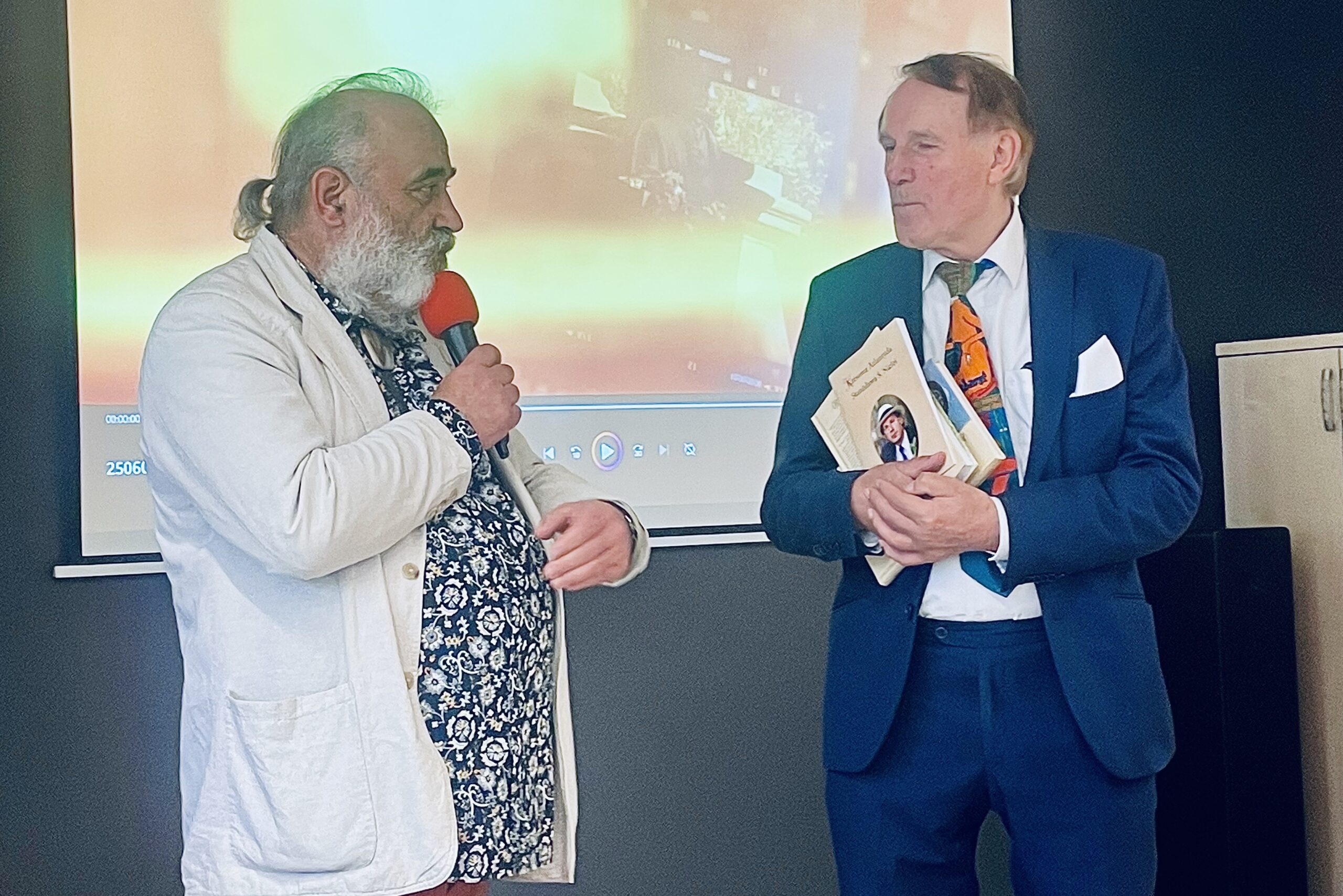 Kielecko-lwowskie związki. Trwają 20 Dni Lwowa - Radio Kielce 17.10.2025. Kielce. Wojewódzka Biblioteka Publiczna w Kielcach. 20 Dni Lwowa. Na zdjęciu (od lewej): Marian Orliński - z Towarzystwa Miłośników Lwowa i Kresów Południowo-Wschodnich oraz prof. Stanisław S. Nicieja / Fot. Dorota Klusek - Radio Kielce