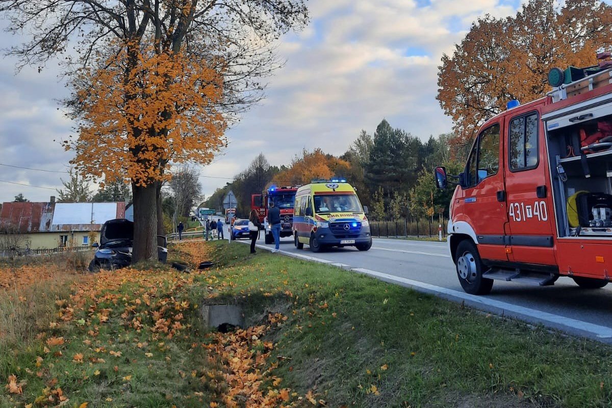 Wypadek w powiecie koneckim. Lądował śmigłowiec LPR - Radio Kielce 19.10.2025. Rozgół. Wypadek / Fot. PSP Końskie
