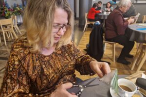 Lucyna Kozłowska i jej wycinanki / Fot. Marzena Smoręda - Radio Kielce