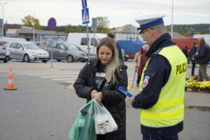 30.10.2025. Akcja rozdawania odblasków / Fot. Aleksandra Kwaśniewska - Radio Kielce