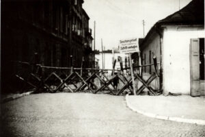 Historia kieleckich ulic. Warszawska - Radio Kielce Kielce. Ulica Warszawska. Lata 1939-1941. Granica getta na skrzyżowaniu Orlej i Warszawskiej / źródło: fotopolska.eu