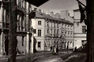 Kielce. Ulica Wesoła. Lata 1960-1969. Widok od strony ulicy Czerwonego Krzyża w kierunku ulicy Sienkiewicza / źródło: facebook.com/KielceNaPrzestrzeniLat