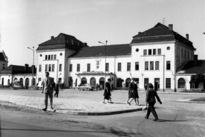 Historia kieleckich ulic. Plac Niepodległości - Radio Kielce Kielce. 1965 r. Dworzec kolejowy / źródło: fotopolska.eu