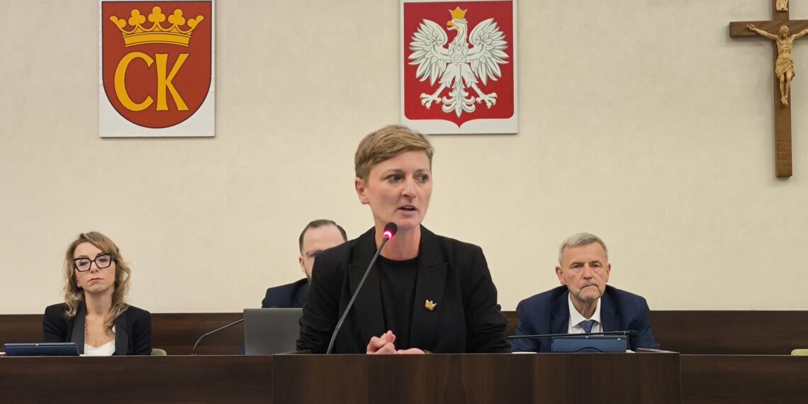 16.10.2025. Kielce. Sesja Rady Miasta Kielce. Na zdjęciu (przemawia) Agata Wojda - prezydent Kielc / Fot. Dariusz Kuc - Radio Kielce