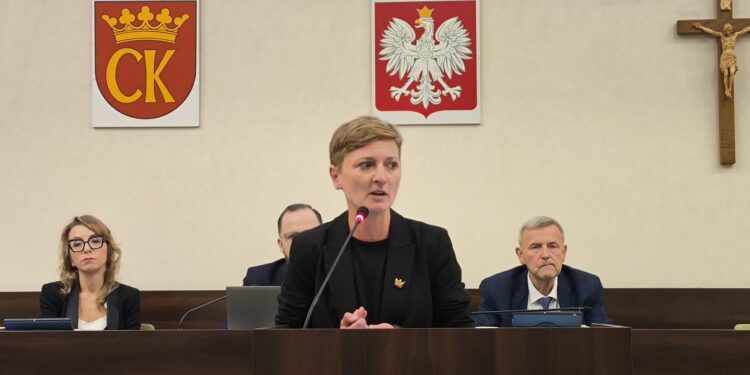 16.10.2025. Kielce. Sesja Rady Miasta Kielce. Na zdjęciu (przemawia) Agata Wojda - prezydent Kielc / Fot. Dariusz Kuc - Radio Kielce