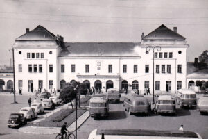 Historia kieleckich ulic. Plac Niepodległości - Radio Kielce Kielce. 1961 rok. Dworzec kolejowy / źródło: fotopolska.eu