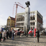 Kielce. 11.11.2022. Złożenie kwiatów przed Pomnikiem Niepodległości, na placu przy dworcu PKP / Fot. Jarosław Kubalski - Radio Kielce