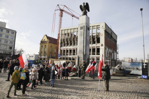Historia kieleckich ulic. Plac Niepodległości - Radio Kielce Kielce. 11.11.2022. Złożenie kwiatów przed Pomnikiem Niepodległości, na placu przy dworcu PKP / Fot. Jarosław Kubalski - Radio Kielce