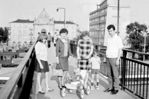 Historia kieleckich ulic. Plac Niepodległości - Radio Kielce Kielce. 1968 rok. Kładka nad torami przy dworcu kolejowym / źródło: fotopolska.eu