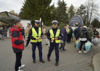 30.10.2025. Akcja rozdawania odblasków / Fot. Aleksandra Kwaśniewska - Radio Kielce