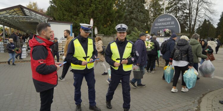 30.10.2025. Akcja rozdawania odblasków / Fot. Aleksandra Kwaśniewska - Radio Kielce