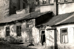 Kielce. Ulica Wesoła. Lata 1960-1969. Na pierwszym planie posesja przy ulicy Wesołej 12, a za nią kamienica przy ulicy Wesołej 14 / źródło: fotopolska.eu; fot. Andrzej Wyczałkowski