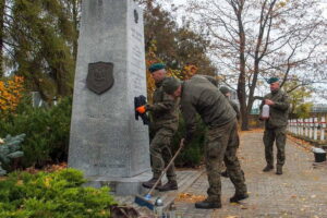 Żołnierze "najmłodszej" dywizji pamiętają o bohaterach - Radio Kielce Żołnierze "najmłodszej" dywizji pamiętają o bohaterach
