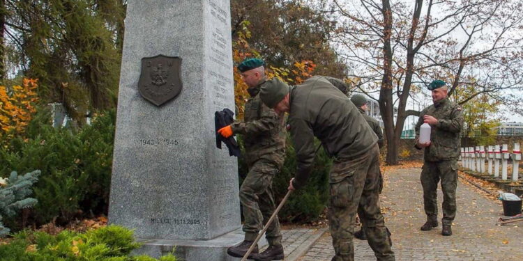 Żołnierze "najmłodszej" dywizji pamiętają o bohaterach - Radio Kielce Żołnierze "najmłodszej" dywizji pamiętają o bohaterach