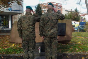 Żołnierze "najmłodszej" dywizji pamiętają o bohaterach - Radio Kielce Żołnierze "najmłodszej" dywizji pamiętają o bohaterach - Radio Kielce