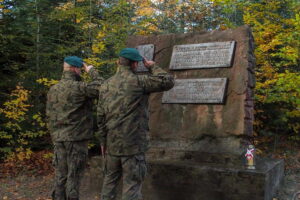 Żołnierze "najmłodszej" dywizji pamiętają o bohaterach - Radio Kielce Żołnierze "najmłodszej" dywizji pamiętają o bohaterach - Radio Kielce
