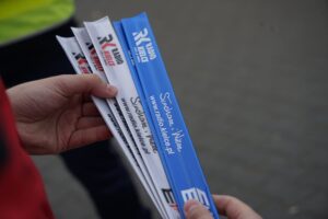 30.10.2025. Akcja rozdawania odblasków / Fot. Aleksandra Kwaśniewska - Radio Kielce