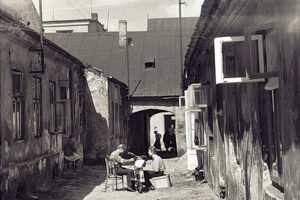 Kielce. Ulica Wesoła. 1966 rok. Podwórko przy ulicy Wesołej 38/ źródło: fotopolska.eu; fot. Andrzej Wyczałkowski