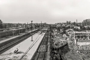 Historia kieleckich ulic. Plac Niepodległości - Radio Kielce Kielce. 1968 rok. Dworzec kolejowy / źródło: fotopolska.eu
