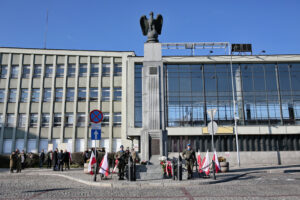 Historia kieleckich ulic. Plac Niepodległości - Radio Kielce Kielce. 11.11.2018. Złożenie kwiatów przed Pomnikiem Niepodległości / Fot. Marzena Mąkosa - Radio Kielce