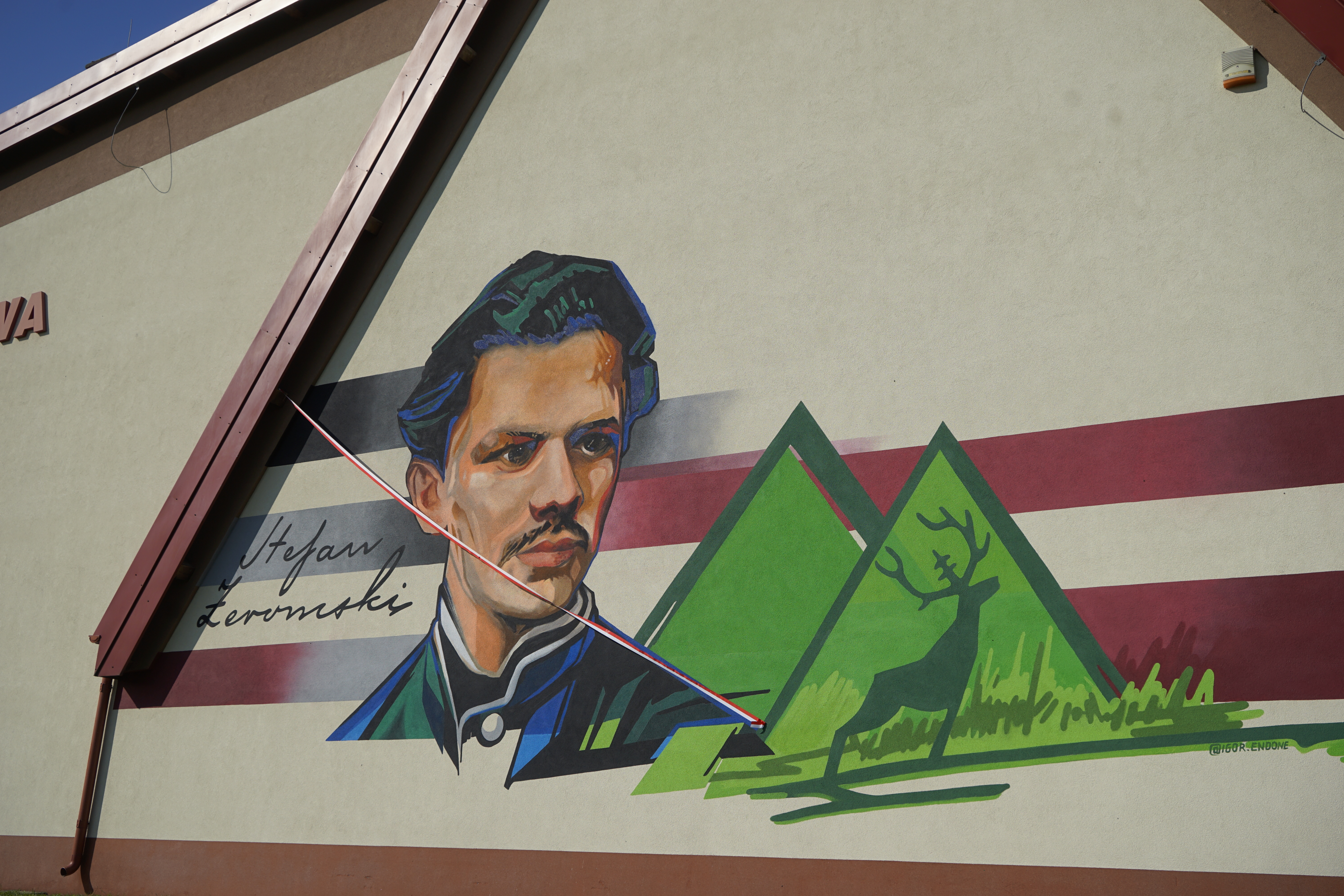 Wybitny pisarz na ścianie szkoły pomnika