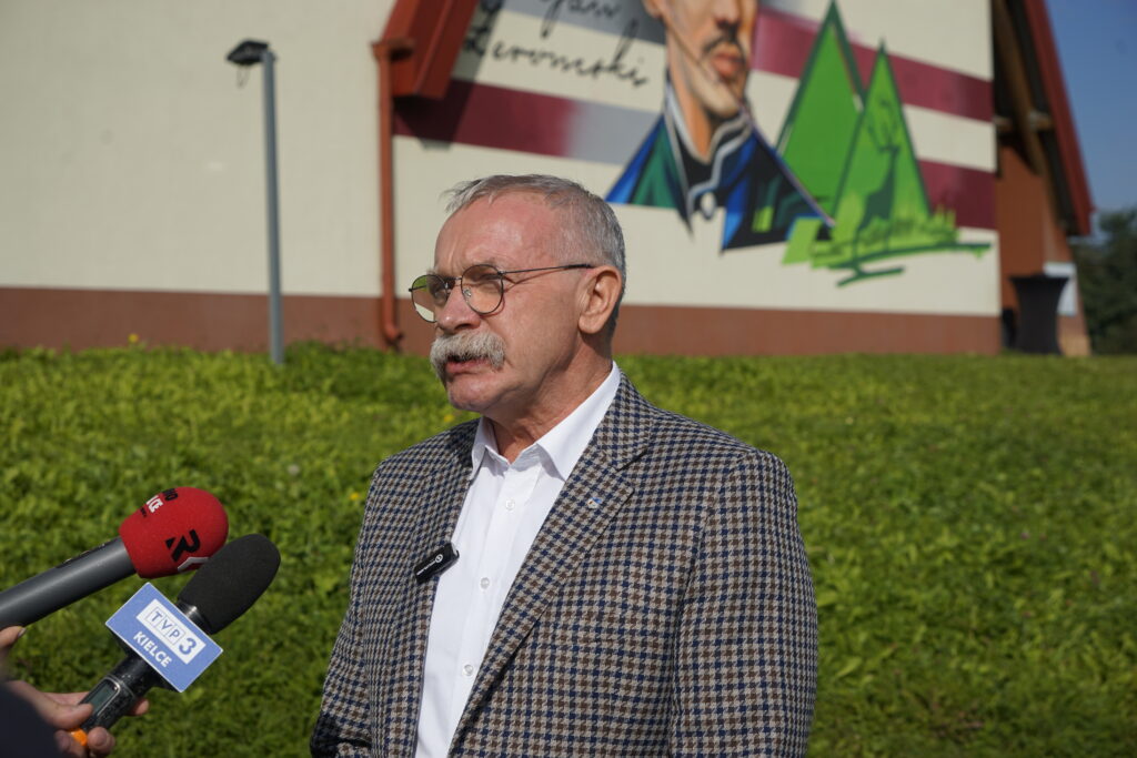 03.10.2025. Mąchocice Scholasteria. Odsłonięcie muralu ze Stefanem Żeromskim. Na zdjęciu: Tomasz Lato - wójta Masłowa / Fot. Aleksandra Kwaśniewska - Radio Kielce