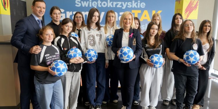 16.10.2025. Kielce. Konferencja prasowa inaugurująca kampanię informacyjno-promocyjną Funduszy Europejskich w Świętokrzyskiem pod hasłem: „Świętokrzyskie – gramy na TAK z Funduszami Europejskimi” / Fot. Piotr Kwaśniewski - Radio Kielce