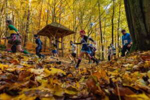 Biegacze z całej Polski rywalizowali w górskim maratonie - Radio Kielce 25.10.2025. Nowa Słupia. 7. Górski Maraton Świętokrzyski imienia trenera Kazimierza Jarosa / Fot. Andrzej Tomczyk