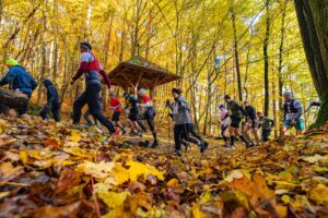 Biegacze z całej Polski rywalizowali w górskim maratonie - Radio Kielce 25.10.2025. Nowa Słupia. 7. Górski Maraton Świętokrzyski imienia trenera Kazimierza Jarosa / Fot. Andrzej Tomczyk