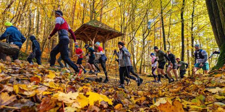 Biegacze z całej Polski rywalizowali w górskim maratonie - Radio Kielce 25.10.2025. Nowa Słupia. 7. Górski Maraton Świętokrzyski imienia trenera Kazimierza Jarosa / Fot. Andrzej Tomczyk