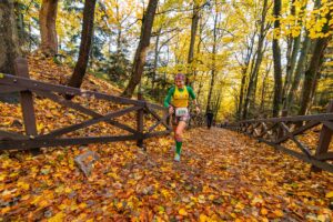 Biegacze z całej Polski rywalizowali w górskim maratonie - Radio Kielce 25.10.2025. Nowa Słupia. 7. Górski Maraton Świętokrzyski imienia trenera Kazimierza Jarosa / Fot. Andrzej Tomczyk