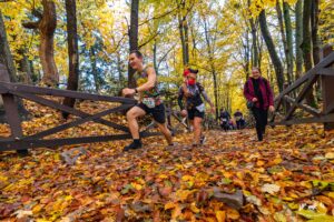 Biegacze z całej Polski rywalizowali w górskim maratonie - Radio Kielce 25.10.2025. Nowa Słupia. 7. Górski Maraton Świętokrzyski imienia trenera Kazimierza Jarosa / Fot. Andrzej Tomczyk