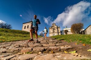 Biegacze z całej Polski rywalizowali w górskim maratonie - Radio Kielce 25.10.2025. Nowa Słupia. 7. Górski Maraton Świętokrzyski imienia trenera Kazimierza Jarosa / Fot. Andrzej Tomczyk