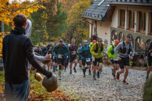 Biegacze z całej Polski rywalizowali w górskim maratonie - Radio Kielce 25.10.2025. Nowa Słupia. 7. Górski Maraton Świętokrzyski imienia trenera Kazimierza Jarosa / Fot. Andrzej Tomczyk
