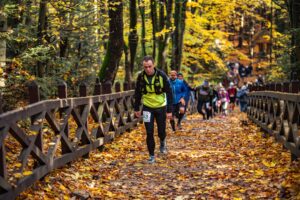 Biegacze z całej Polski rywalizowali w górskim maratonie - Radio Kielce 25.10.2025. Nowa Słupia. 7. Górski Maraton Świętokrzyski imienia trenera Kazimierza Jarosa / Fot. Andrzej Tomczyk