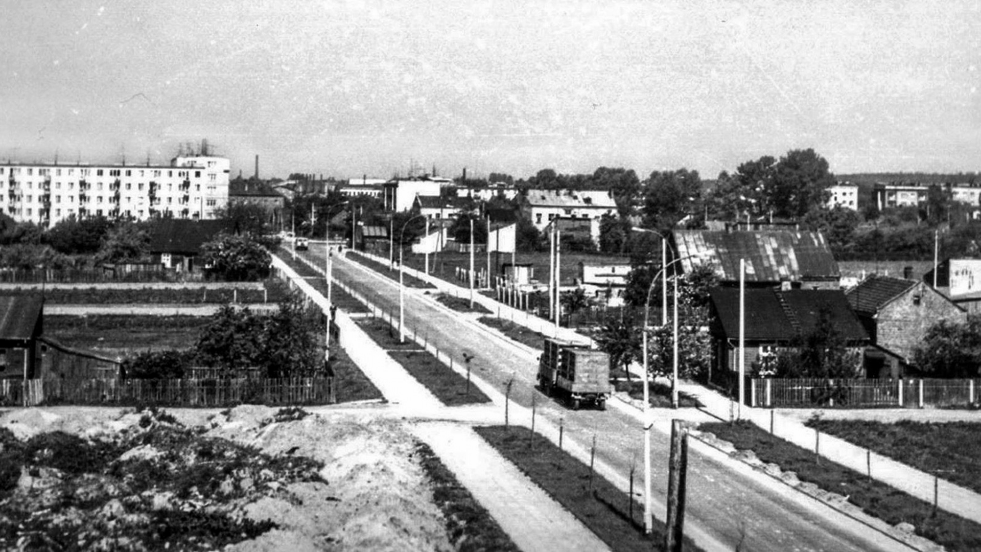 Kielce. Aleja Tysiąclecia Państwa Polskiego. Lata 1967-1969. Widok w stronę ulicy Warszawskiej / źródło: fotopolska.eu (zdjęcie z kolekcji Ewy Żymańczyk)