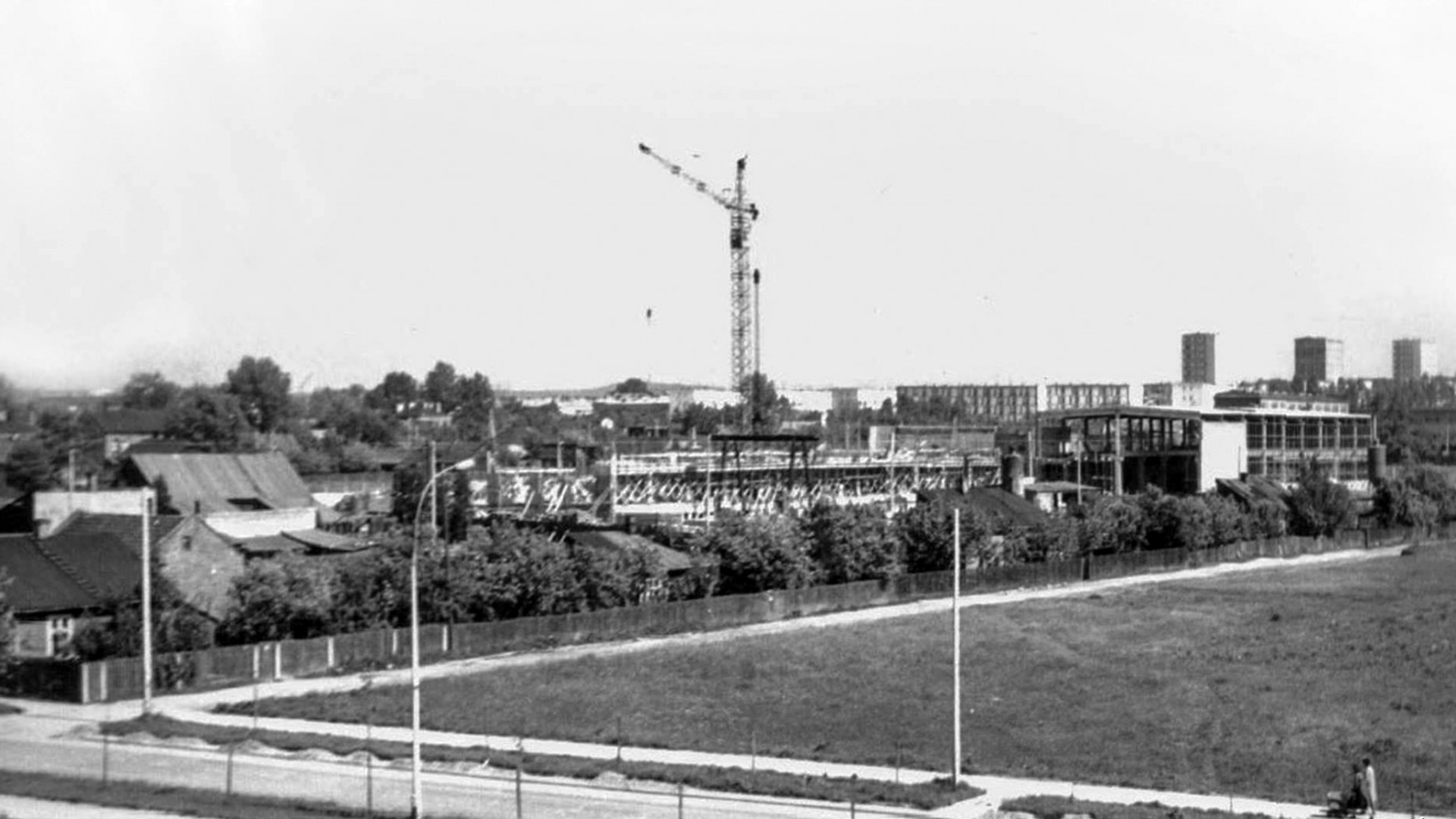Kielce. Aleja Tysiąclecia Państwa Polskiego. Lata 1967-1969. Widok w stronę ulicy Warszawskiej / źródło: fotopolska.eu (zdjęcie z kolekcji Ewy Żymańczyk)