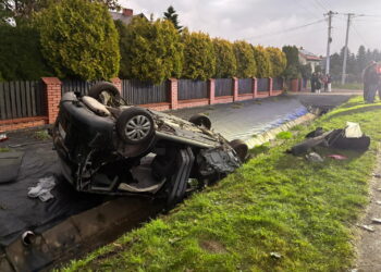 Dachowanie auta. Kierowca był nietrzeźwy