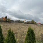 15.10.2025. Łagów. Teren, na którym mają powstać mieszkania w ramach programu Społecznej Inicjatywy Mieszkaniowej / Fot. Marcin Marszałek - Radio Kielce