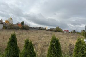 15.10.2025. Łagów. Teren, na którym mają powstać mieszkania w ramach programu Społecznej Inicjatywy Mieszkaniowej / Fot. Marcin Marszałek - Radio Kielce