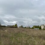 15.10.2025. Łagów. Teren, na którym mają powstać mieszkania w ramach programu Społecznej Inicjatywy Mieszkaniowej / Fot. Marcin Marszałek - Radio Kielce