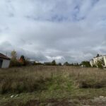 15.10.2025. Łagów. Teren, na którym mają powstać mieszkania w ramach programu Społecznej Inicjatywy Mieszkaniowej / Fot. Marcin Marszałek - Radio Kielce