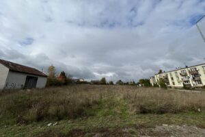 15.10.2025. Łagów. Teren, na którym mają powstać mieszkania w ramach programu Społecznej Inicjatywy Mieszkaniowej / Fot. Marcin Marszałek - Radio Kielce