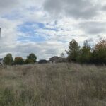 15.10.2025. Łagów. Teren, na którym mają powstać mieszkania w ramach programu Społecznej Inicjatywy Mieszkaniowej / Fot. Marcin Marszałek - Radio Kielce