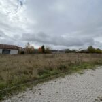15.10.2025. Łagów. Teren, na którym mają powstać mieszkania w ramach programu Społecznej Inicjatywy Mieszkaniowej / Fot. Marcin Marszałek - Radio Kielce