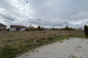 15.10.2025. Łagów. Teren, na którym mają powstać mieszkania w ramach programu Społecznej Inicjatywy Mieszkaniowej / Fot. Marcin Marszałek - Radio Kielce