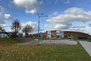 31.10.2025. Nowiny. Miejsce, w którym ma powstać amfiteatr / Fot. Marcin Marszałek - Radio Kielce