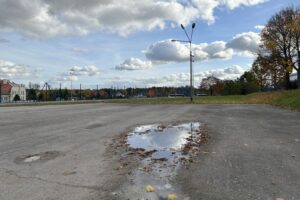 31.10.2025. Nowiny. Miejsce, w którym ma powstać amfiteatr / Fot. Marcin Marszałek - Radio Kielce